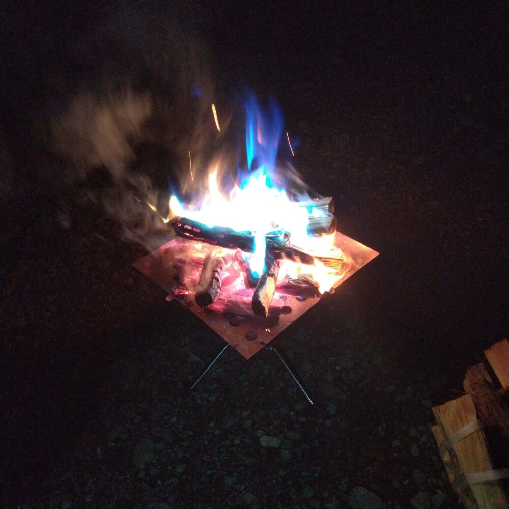 ボスコオートベースキャンプ場で焚き火をしている写真です。