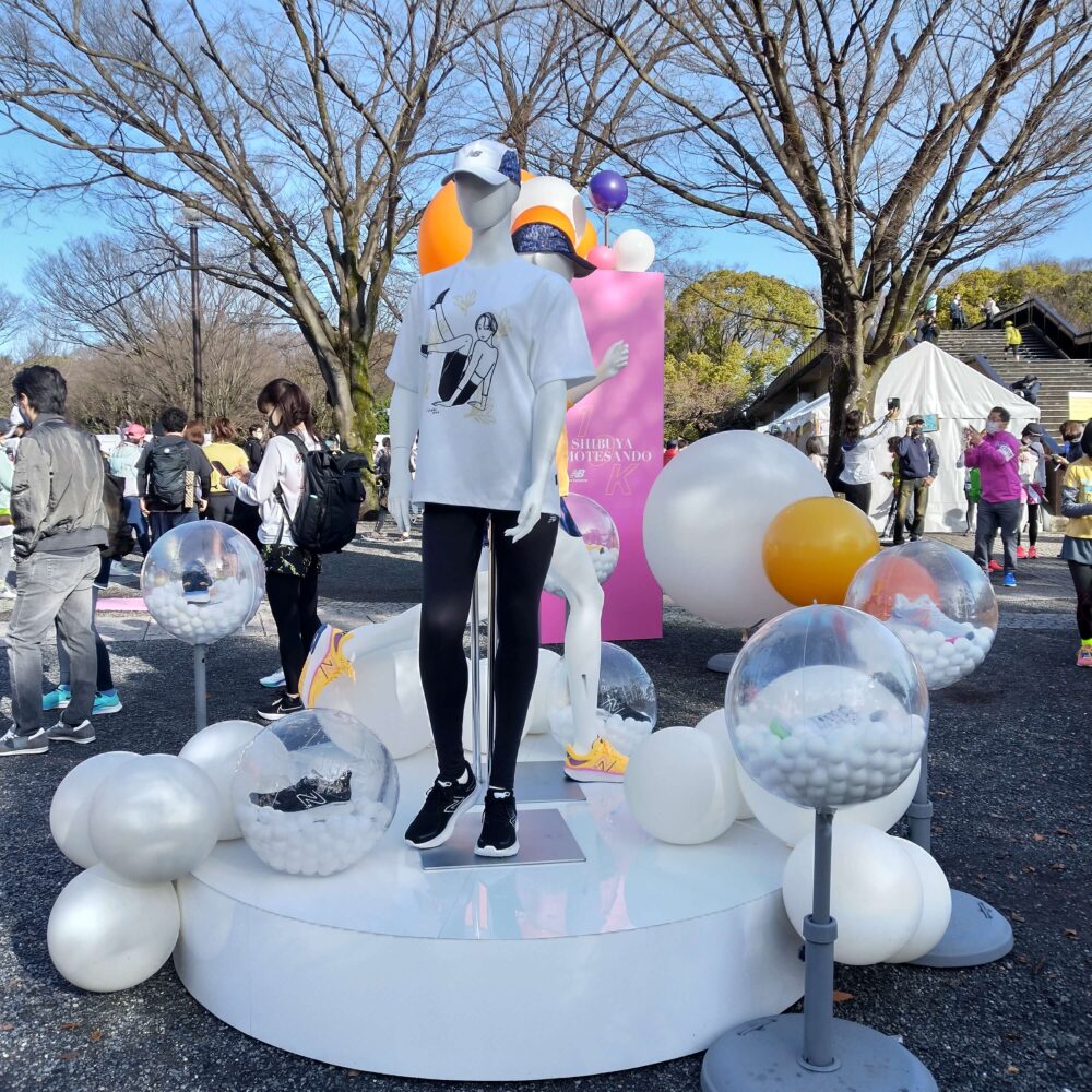 渋谷・表参道 Women’s Run の 会場の様子です。ニューバランスのランニングファッションが写っています。