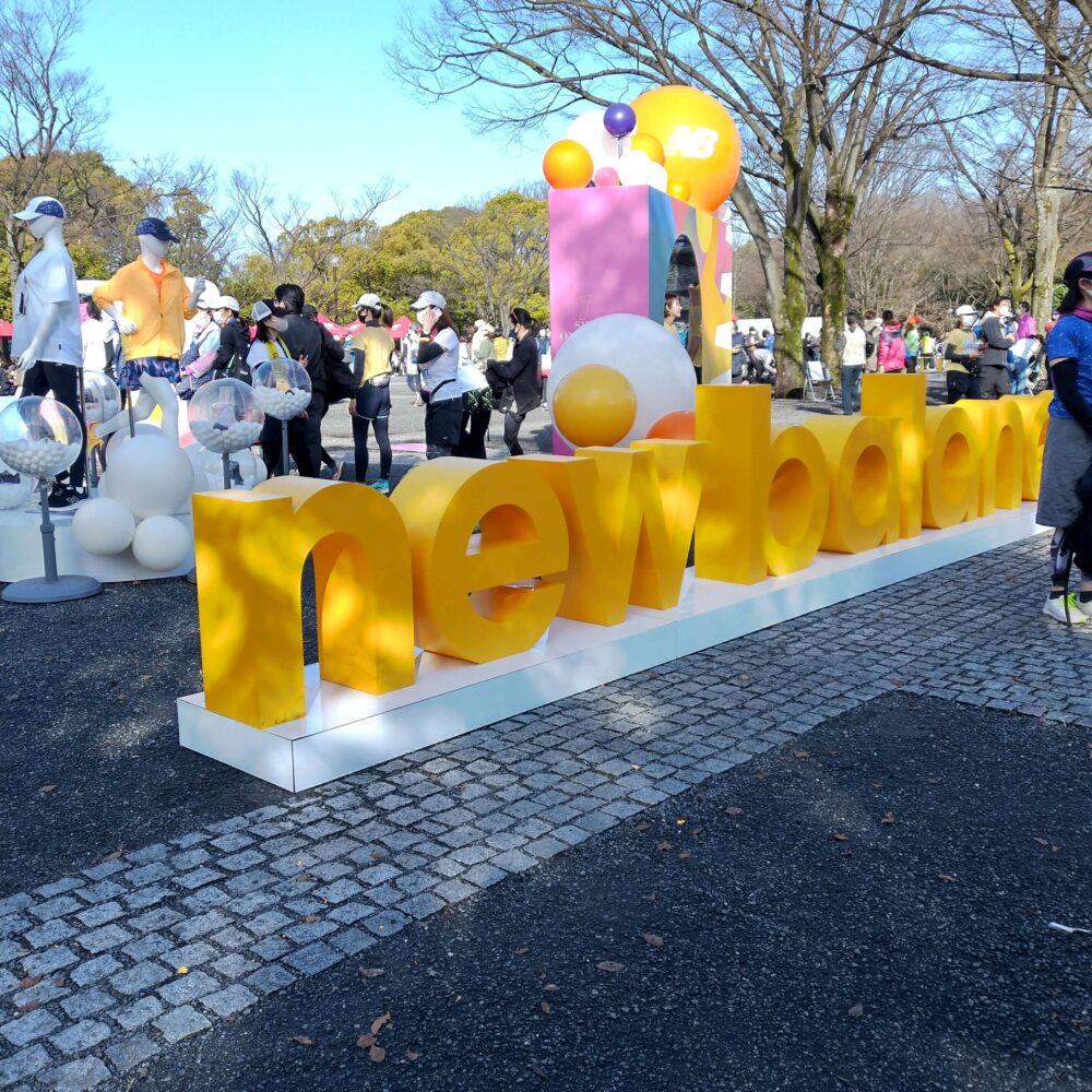 渋谷・表参道 Women’s Run の 会場の様子です。ニューバランスのオブジェが写っています。