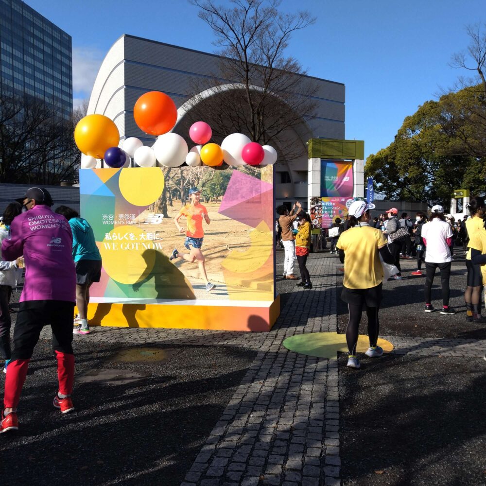 渋谷・表参道 Women’s Run の 会場の様子です。ニューバランスのパネルが写っています。