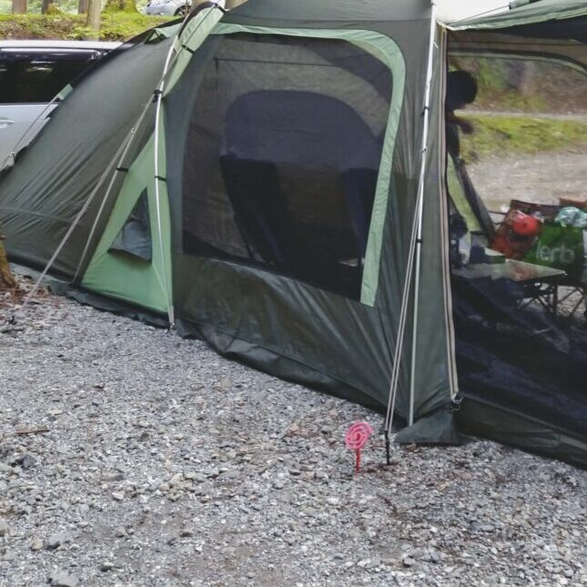 ボスコオートベースキャンプ場でテントを張った写真です。