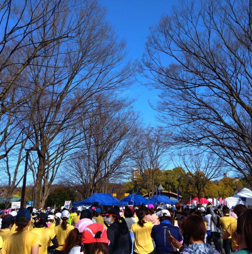 渋谷・表参道 Women’s Run のスタート前の写真です。みんなが整列している様子が写っています。