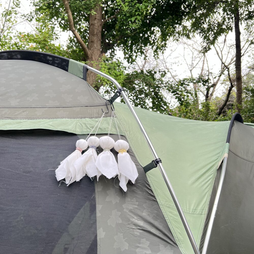 有野実苑にキャンプをした際、テントにてるてる坊主をつけた写真です。