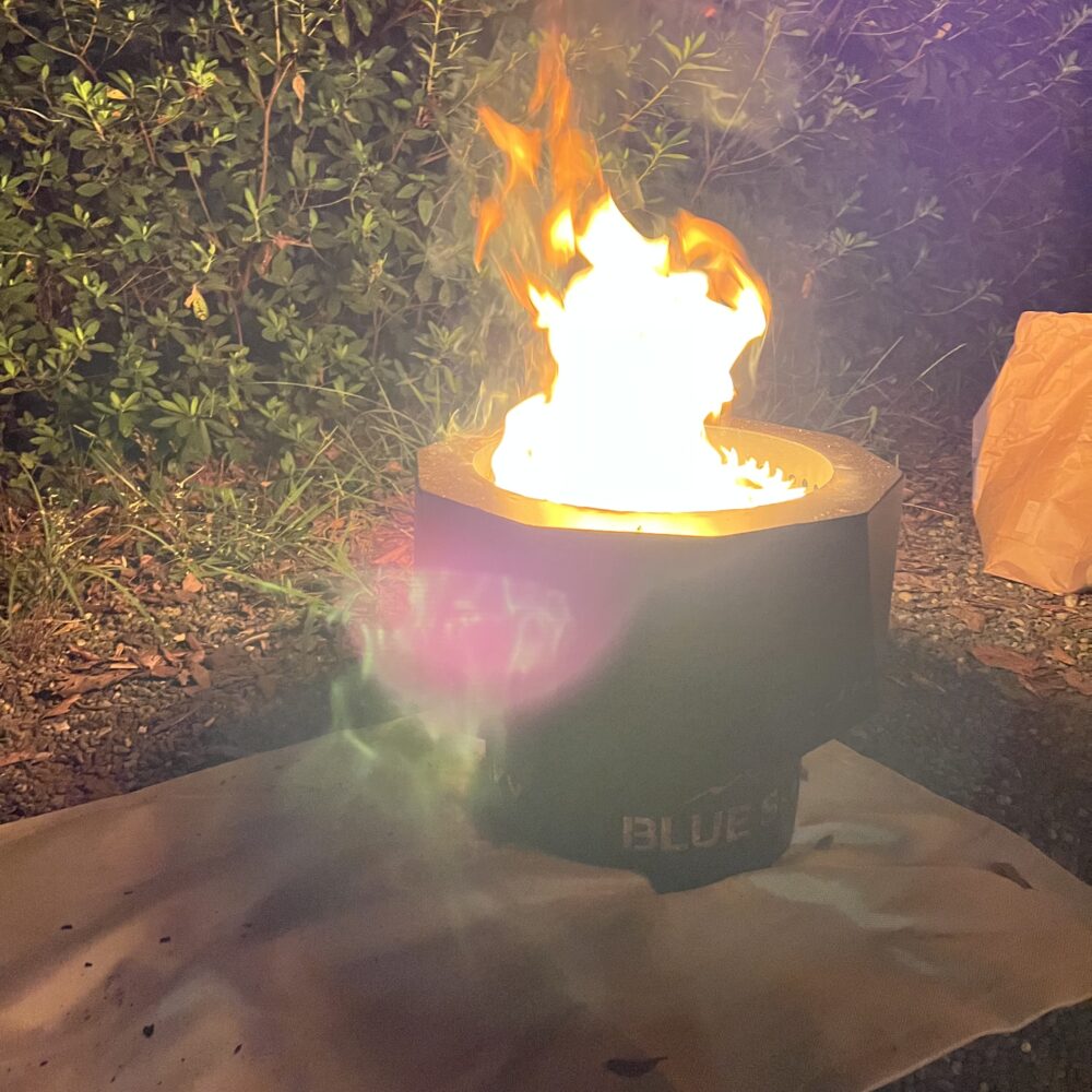 焚き火台に薪を入れて火を点けた写真です。